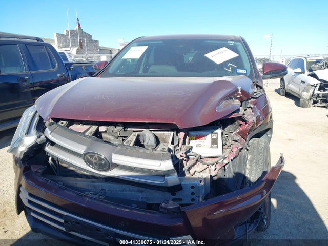 5TDZARFH5JS038487 Toyota Highlander Le
