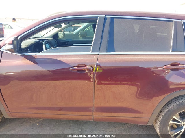 5TDZARFH5JS038487 Toyota Highlander Le