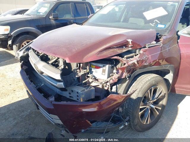 5TDZARFH5JS038487 Toyota Highlander Le