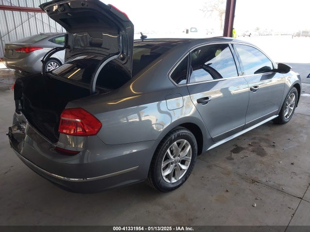1VWAT7A35GC048306 Volkswagen Passat 1.8t S