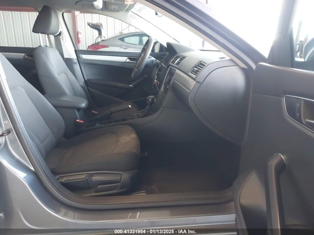 1VWAT7A35GC048306 Volkswagen Passat 1.8t S