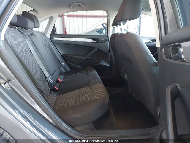 1VWAT7A35GC048306 Volkswagen Passat 1.8t S