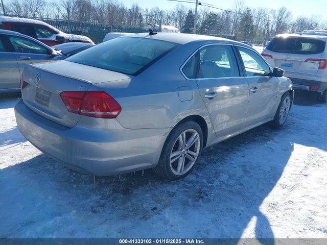 Volkswagen Passat 2014 1VWBP7A37EC011358 Image 4