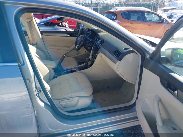 Volkswagen Passat 2014 1VWBP7A37EC011358 Image 5
