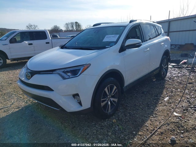 Toyota Rav4 Xle 2017 JTMWFREV1HD101893 Image 2