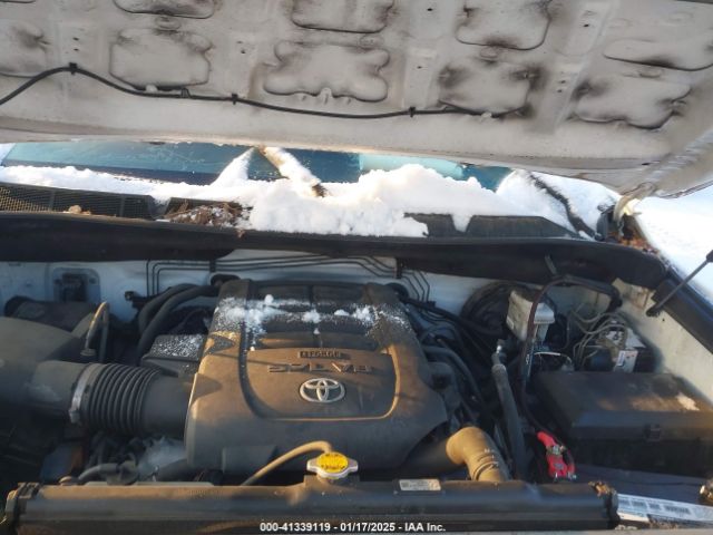 5TFCY5F15EX017121 Toyota Tundra Sr 5.7l V8