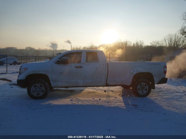 5TFCY5F15EX017121 Toyota Tundra Sr 5.7l V8
