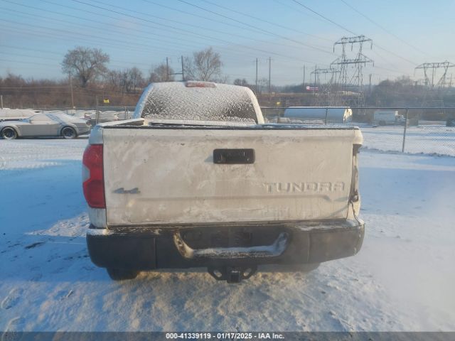 5TFCY5F15EX017121 Toyota Tundra Sr 5.7l V8