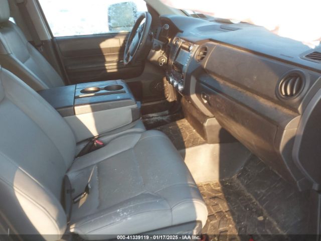5TFCY5F15EX017121 Toyota Tundra Sr 5.7l V8