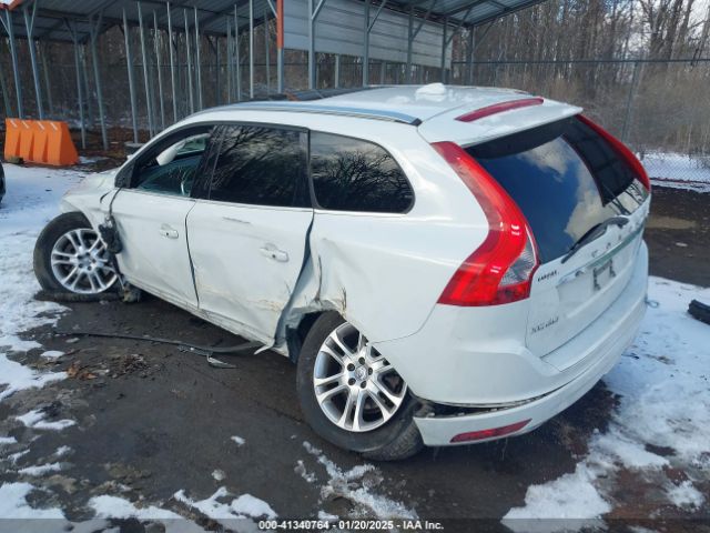 2015 VOLVO XC60 YV4612RKXF2757103 Photo 2