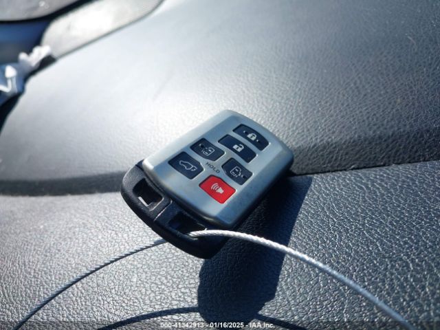 5TDYZ3DC4HS833744 Toyota Sienna Xle 8 Passenger