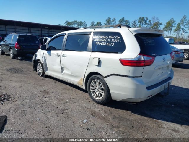 5TDYZ3DC4HS833744 Toyota Sienna Xle 8 Passenger