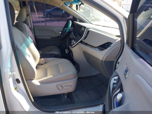 5TDYZ3DC4HS833744 Toyota Sienna Xle 8 Passenger