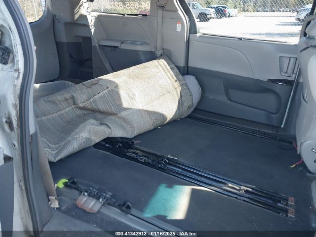 5TDYZ3DC4HS833744 Toyota Sienna Xle 8 Passenger