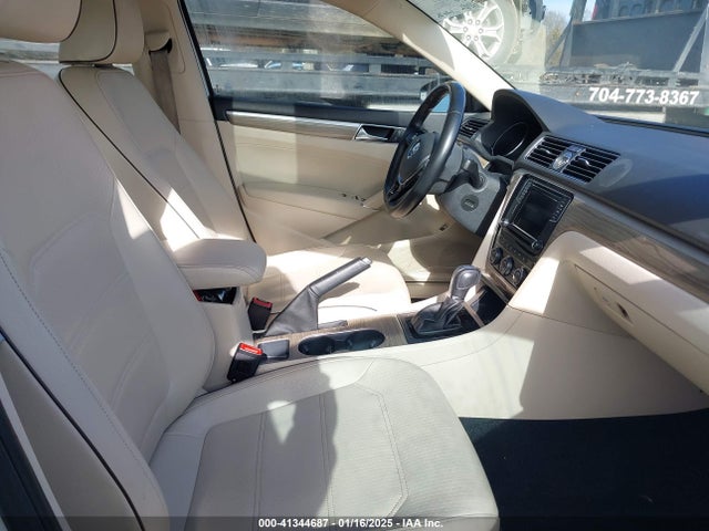 1VWGT7A36HC037052 Volkswagen Passat 1.8t Se