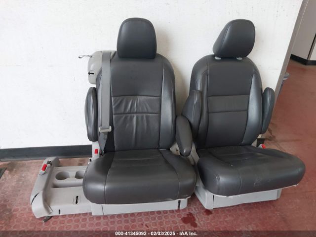 5TDKK3DC9FS653778 Toyota Sienna Le 8 Passenger