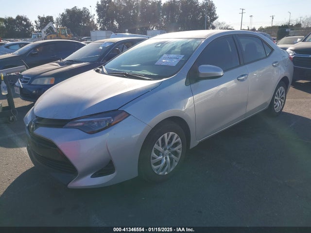 Toyota COROLLA LE 2018 5YFBURHE2JP809833 Image 2