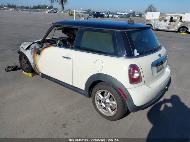 2012 MINI COOPER WMWSU3C58CT255386 Photo 2