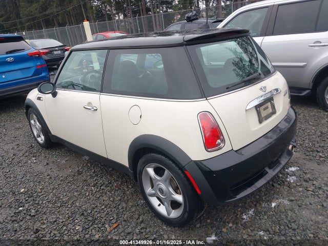 2005 MINI COOPER WMWRC33445TC59272 Photo 2