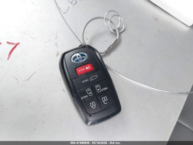Toyota SIENNA XLE 2024 5TDYRKEC3RS205829 Image 11