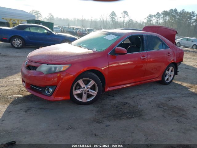 4T1BF1FK1EU824929 Toyota CAMRY SE