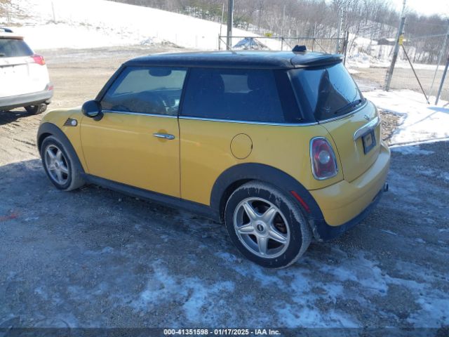 2008 MINI COOPER WMWMF33568TT61894 Photo 2