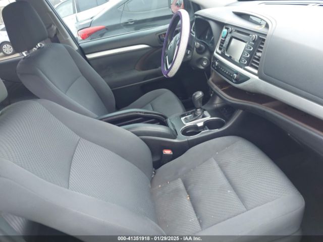 5TDZARFH3KS054379 Toyota Highlander Le