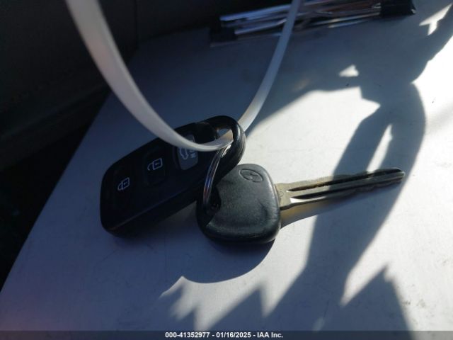 KMHD74LF5HU084174 Hyundai ELANTRA SE