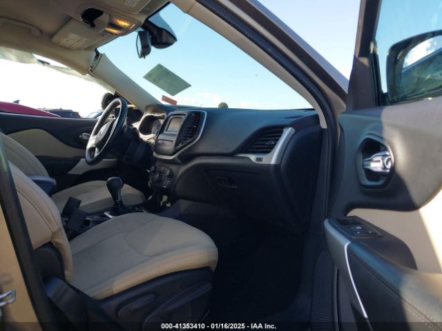1C4PJLCB0HW650286 Jeep Cherokee Latitude Fwd