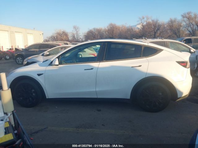 7SAYGAEE2NF430696 Tesla Model Y Long Range Dual Motor All-wheel Drive