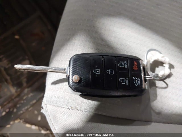 KIA SEDONA LX 2016 KNDMB5C10G6121308 Image 11