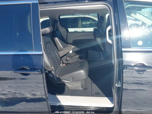 Chrysler Pacifica Touring L 2024 2C4RC1BG1RR145212 Image 8