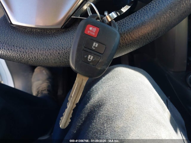 JTMZFREV6GD085086 Toyota RAV4 LE