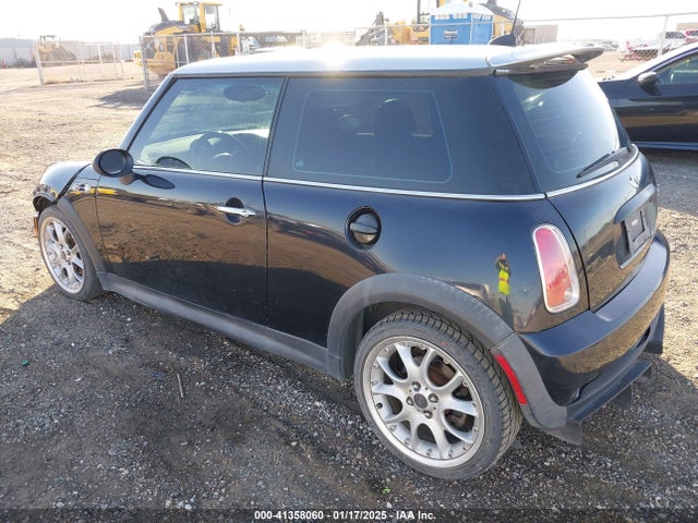 2006 MINI COOPER S WMWRE33516TL21616 Photo 2