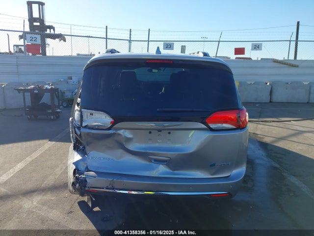 Chrysler Pacifica Hybrid Limited 2018 2C4RC1N70JR124688 Image 16