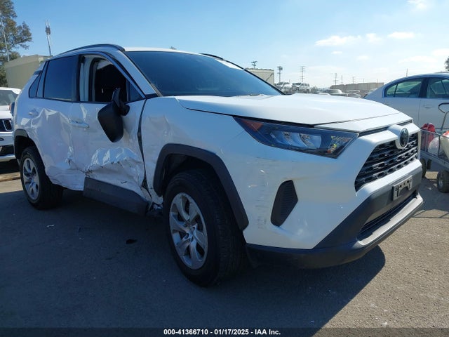 Toyota RAV4 LE 2019 2T3H1RFV9KC017158 Image 1