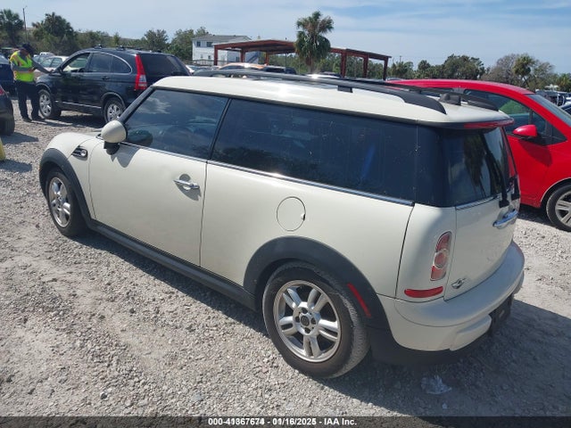 2013 MINI CLUBMAN WMWZF3C57DT571338 Photo 2