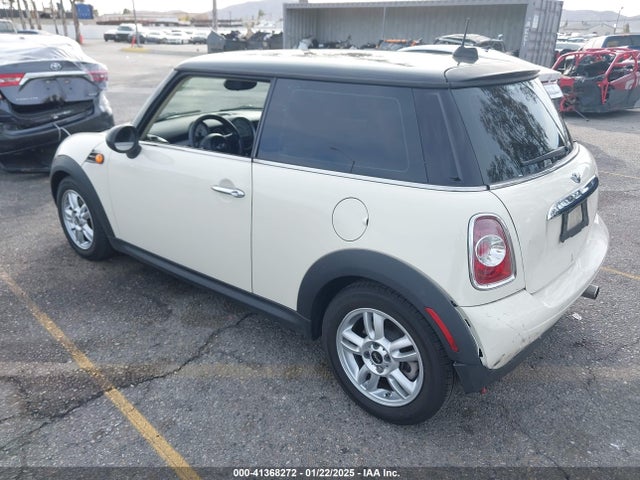 2011 MINI COOPER WMWSU3C50BT098788 Photo 2