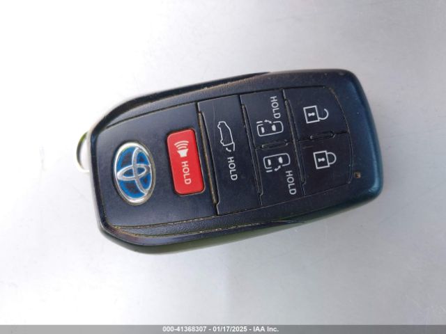 5TDJRKEC5NS098147 Toyota SIENNA XLE