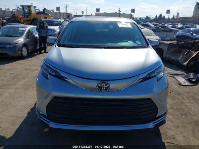 5TDJRKEC5NS098147 Toyota SIENNA XLE