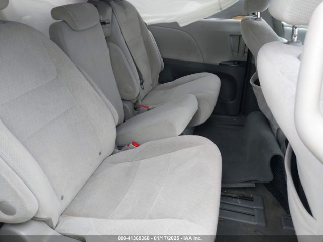 5TDKK3DC0FS677614 Toyota Sienna Le 8 Passenger