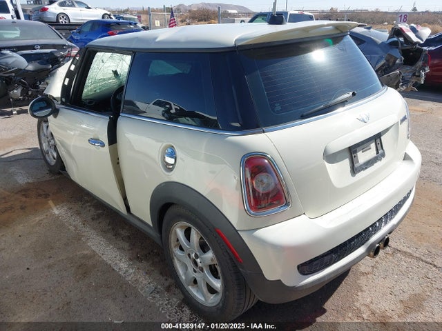 2008 MINI COOPER S WMWMF73588TV33821 Photo 2
