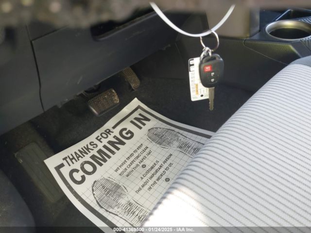 2T3ZFREV9FW226976 Toyota RAV4 LE
