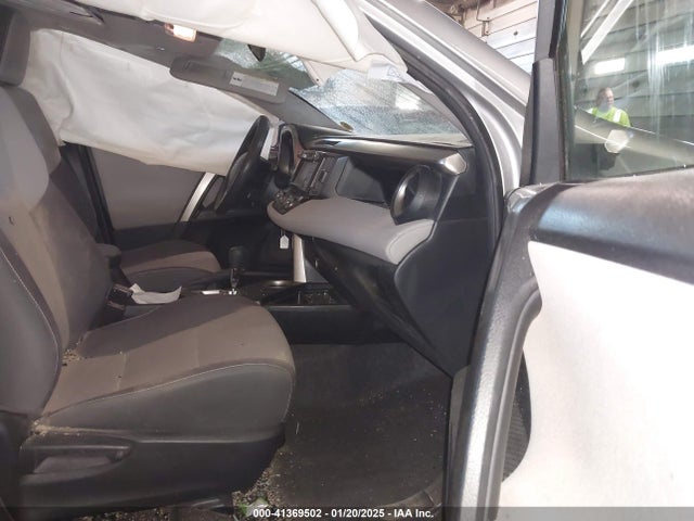JTMRFREV8FD163690 Toyota Rav4 Xle
