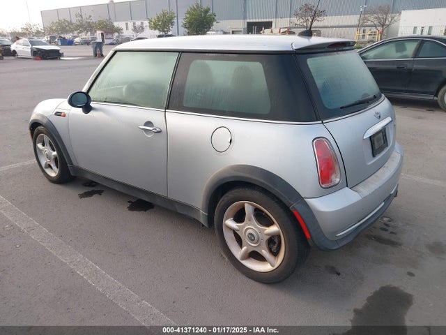 2006 MINI COOPER WMWRC33556TJ75825 Photo 2