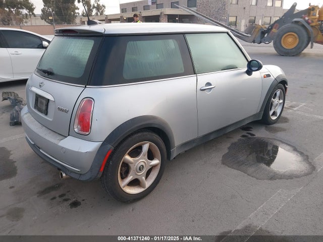 2006 MINI COOPER WMWRC33556TJ75825 Photo 3
