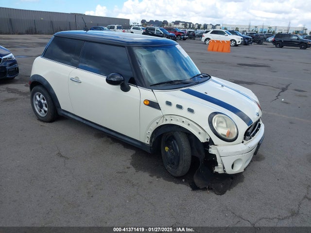 2009 MINI COOPER WMWMF33519TW73736 Photo 0