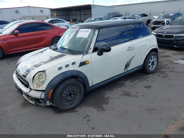 2009 MINI COOPER WMWMF33519TW73736 Photo 1