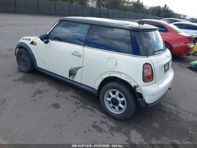 2009 MINI COOPER WMWMF33519TW73736 Photo 2