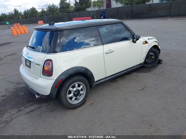 2009 MINI COOPER WMWMF33519TW73736 Photo 3